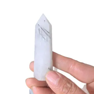 Tour de quartz blanc naturel avec inclusions de tourmaline noire obélisque cristal