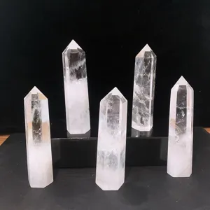 Tours de pointe en cristal de quartz clair naturel de différentes tailles sur support noir
