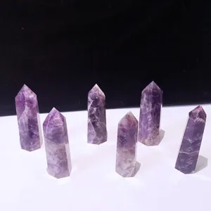 Ensemble de six piliers hexagonaux en améthyste naturelle sur fond bicolore contrasté