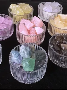 Primo piano di varie pietre aromatiche in cristallo grezzo colorato in ciotole di vetro