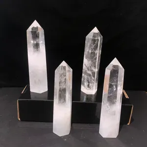 Vue détaillée de pointes de cristal de roche hexagonales polies sur fond noir