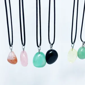 Collares de piedras de cristal natural variadas con cordones negros en fondo blanco