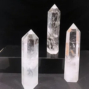 Gros plan de trois piliers hexagonaux en cristal de quartz clair poli aux textures naturelles