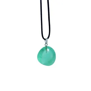 Collar con colgante de piedra de cristal verde natural con cordón negro y cierre plata