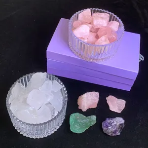 Ästhetische Glasschalen mit rohen rosa und weißen Kristallsteinen zur Dekoration