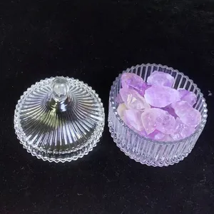 Geriffeltes Glasgefäß mit Amethyst-Rohsteinen zur Schmuckreinigung