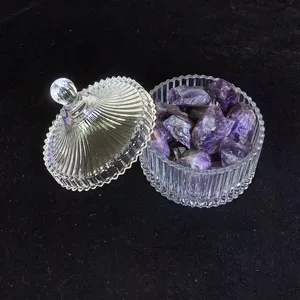 Gerippte Glasschale mit Deckel, gefüllt mit natürlichen rohen lila Amethyst-Steinen