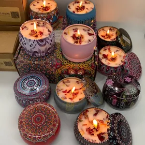 Candele profumate di soia con fiori secchi in scatole di metallo con decori mandala