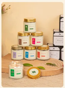Candele profumate in cera di soia in barattoli di vetro trasparente con coperchio oro.