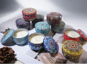 Detalle de velas perfumadas con motivos de mandala de colores en latas de metal decorativas.