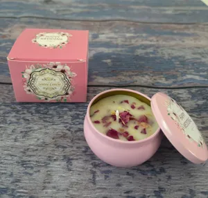 Candela profumata in cera di soia rosa con petali essiccati in scatola regalo decorativa