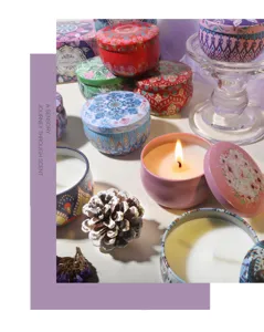 Detalle de velas aromáticas decorativas en botes de hojalata con motivos de colores