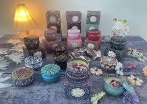 Collezione di candele profumate in cera di soia con motivi mandala e fiori secchi