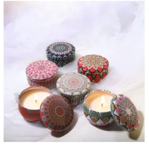 Vista macro detallada de velas aromáticas en latas con hermosos motivos bohemios