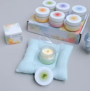 Nahaufnahme einer brennenden Sojawachs-Duftkerze aus einem 6-teiligen Geschenkset mit Düften