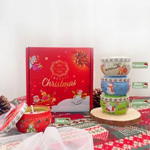 Set regalo di candele profumate natalizie con quattro fragranze in barattoli decorati.