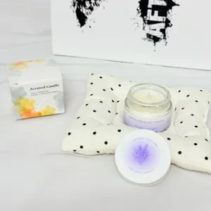 Detailansicht einer Juniper Lavender Duftkerze im Glas mit schöner Aquarell-Geschenkbox