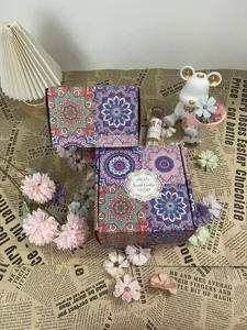 Primo piano di scatole regalo con motivo mandala per candele profumate con decoro