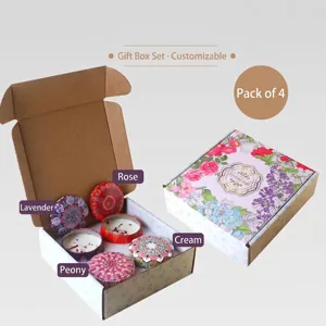 Vista dettagliata della confezione regalo da 4 candele profumate in cera di soia varie