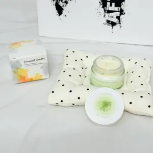 Detaillierte Ansicht der Duftkerze aus Sojawachs mit Limetten-Orangen-Duft und Geschenkbox.