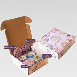 Set regalo con quattro candele profumate in cera di soia con fiori secchi e fantasie.