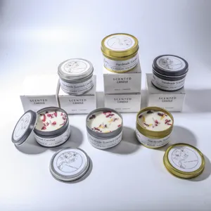 Set di candele profumate in cera di soia con fiori secchi in barattoli di metallo