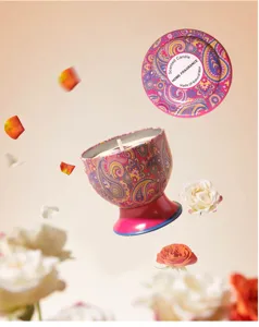 Candela profumata fluttuante con motivo paisley decorata con rose e petali delicati