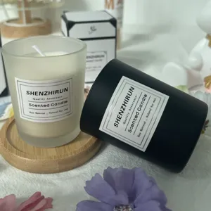 Bougies parfumées en cire de soja naturelle dans des pots en verre blanc et noir mat.