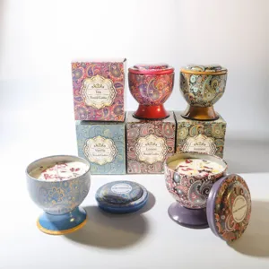 Set di candele profumate a calice con motivi paisley e petali di fiori secchi