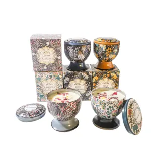 Elegante set regalo di candele profumate a calice con petali di fiori essiccati