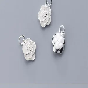 Macrodetail van S925 sterling zilveren roosbloemhangers voor het maken van sieraden