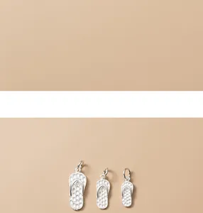 Macro-opname van drie verschillende maten S925 zilveren flip-flop bedeltjes voor sieraden