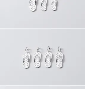 Detailopname van vier S925 sterling zilveren teenslipper bedeltjes voor sieraden.