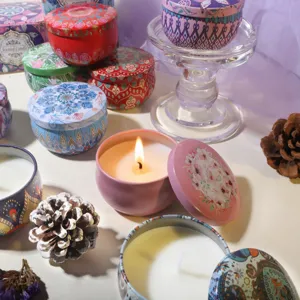 Velas perfumadas decorativas en latas metálicas de colores con motivos florales