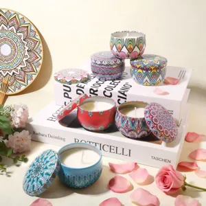Velas aromáticas en latas con diseño de mandala sobre libros decorativos para regalo