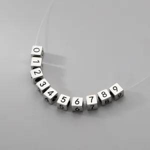 Cuentas espaciadoras de cubo con números 5mm en plata S925 antigua para creación de joyas