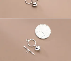 Gros plan d'un fermoir en T en forme de cœur plaqué argent S925 pour bijoux avec pièce