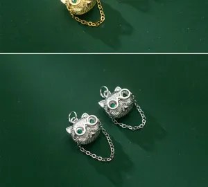 Gros plan de pendentifs chat hip-hop en argent sterling S925 avec yeux verts et chaînes