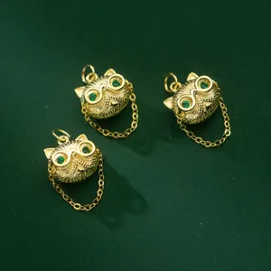 Pendentif chat hip-hop avec lunettes et gemmes vertes, argent doré
