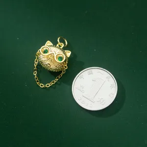 Pendentif chat hip-hop doré avec lunettes et pierres vertes pour bijoux créatifs