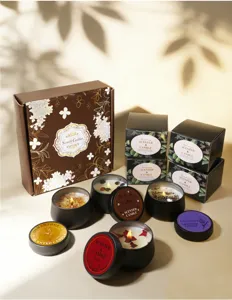 Gros plan d'un coffret cadeau de bougies parfumées au soja avec décorations florales