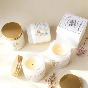 Coffret cadeau élégant de bougies parfumées en verre blanc avec couvercles dorés