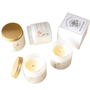 Coffret de bougies parfumées en pots de verre blanc givré avec couvercles dorés