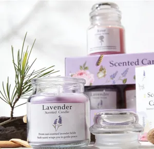 Detailansicht einer Lavendel-Duftkerze im Glas mit dekorativem Deckel für Geschenke.