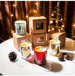 Festliche Duftkerzen in dekorativen Glasgläsern mit Kraftpapier-Geschenkboxen