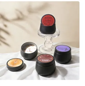 Lot de bougies parfumées assorties en boîtes noires élégantes avec étiquettes florales