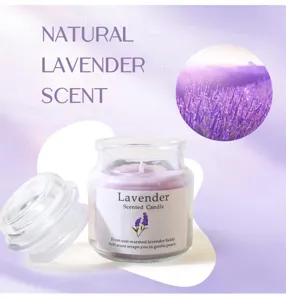 Lavendel Duftkerze im Glas mit glatter lila Wachstextur für entspannende Atmosphäre