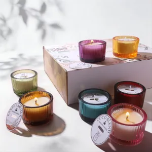 Geschenkset mit sieben bunten Duftkerzen aus Sojawachs in gerippten Glasgläsern