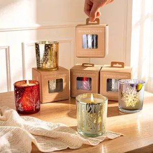 Coffret de bougies parfumées de Noël dans des pots en verre étoilé avec motifs festifs et boîtes
