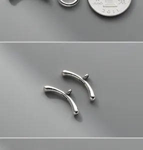 Détail macro de deux connecteurs de barre à bascule OT courbés en argent sterling S925.